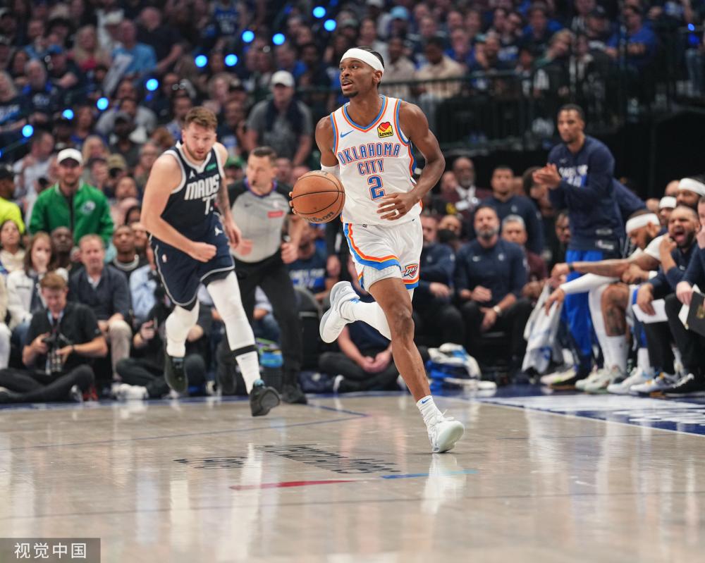 他在接受采 他在接受采